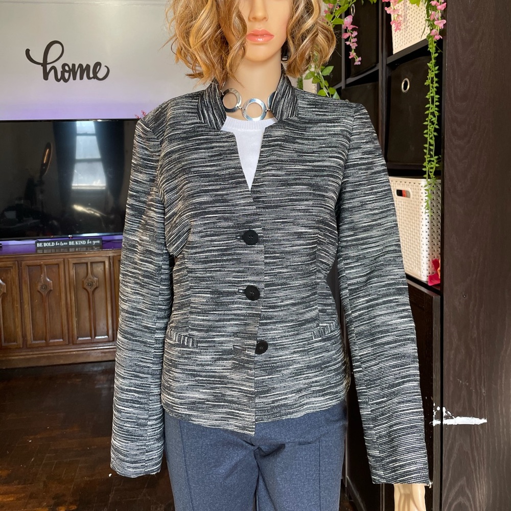 Black and white blazer 🖤🤍